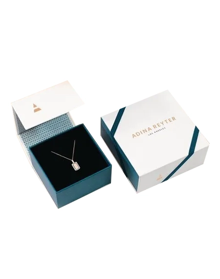 Elegant-magnetic-closure-locket-case-for-jewelry-boutiques