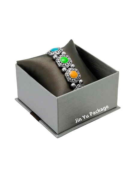 Elegant-pillow-style-bracelet-packaging-for-fashion-jewelry