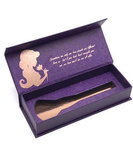 Luxury-makeup-brush-packaging-with-magnetic-closure