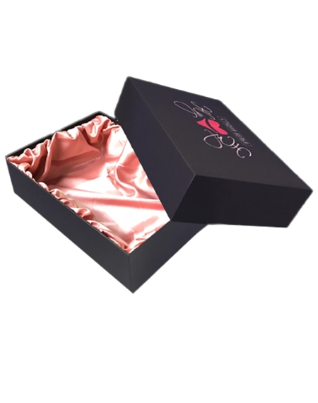 Minimalistic-folding-carton-for-retail-lingerie