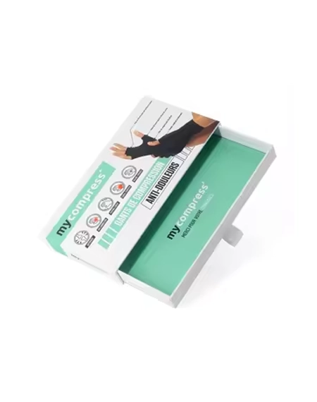 Retail-display-box-for-branded-cricket-gloves
