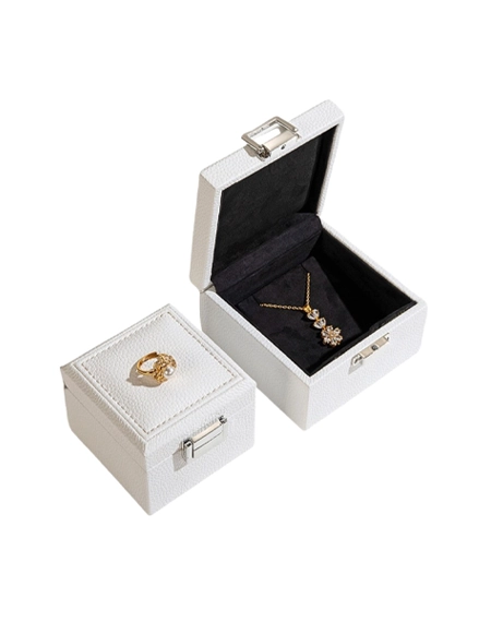 Wholesale-necklace-mailer-packaging-with-protective-insert